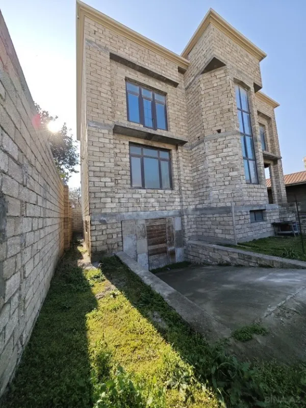Satılır 7 otaqlı həyət evi 500 m²
