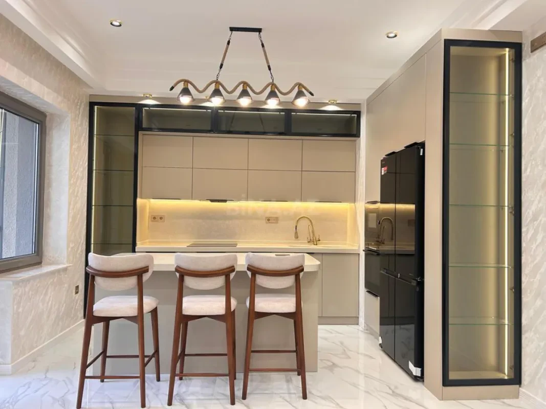 Kirayə verilir 4 otaqlı mənzil 145 m²