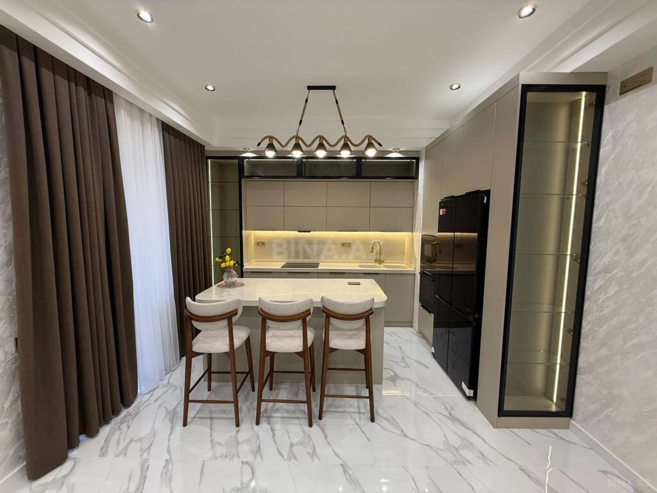 Kirayə verilir 4 otaqlı mənzil 145 m²