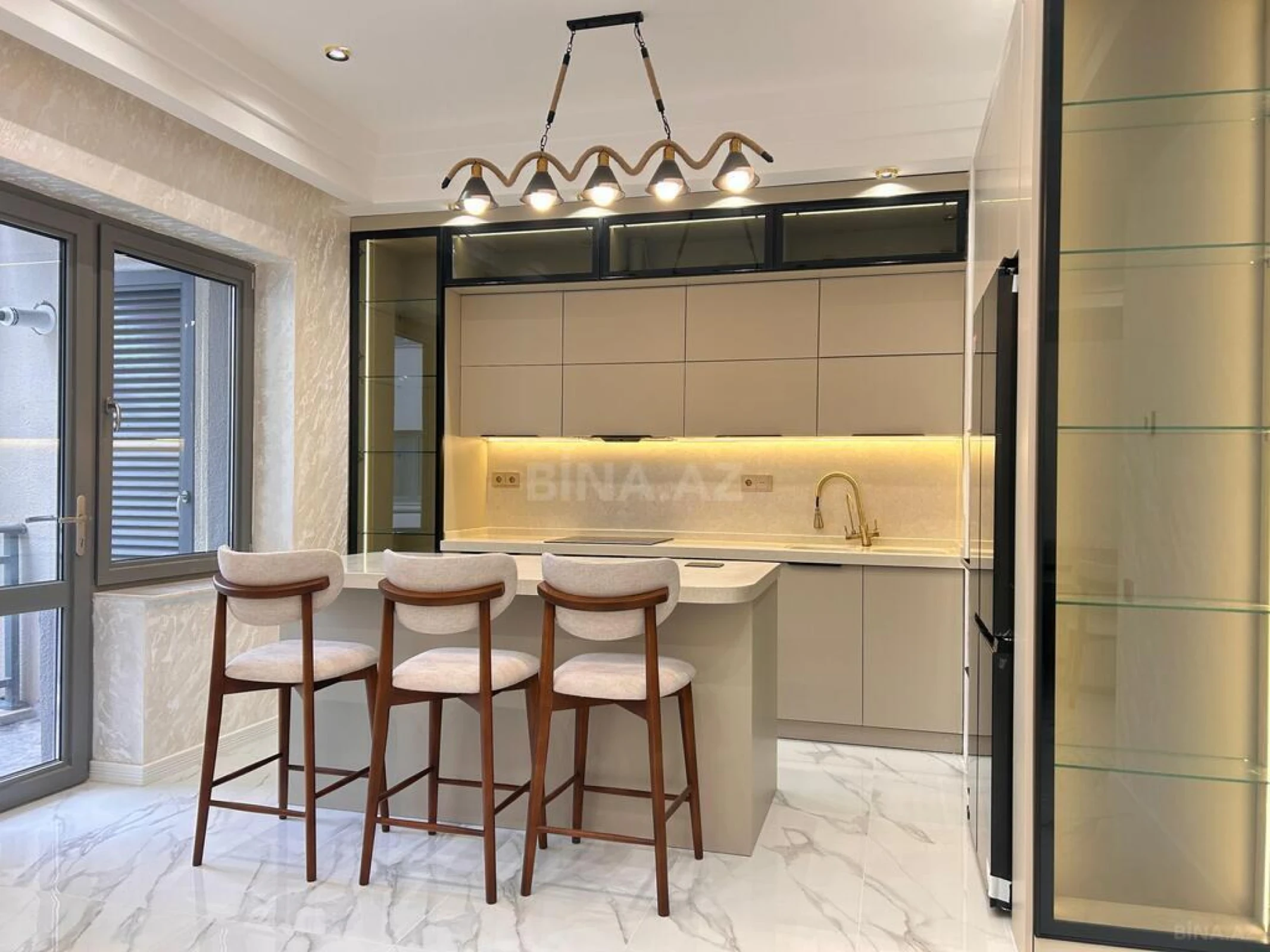 Kirayə verilir 4 otaqlı mənzil 145 m²