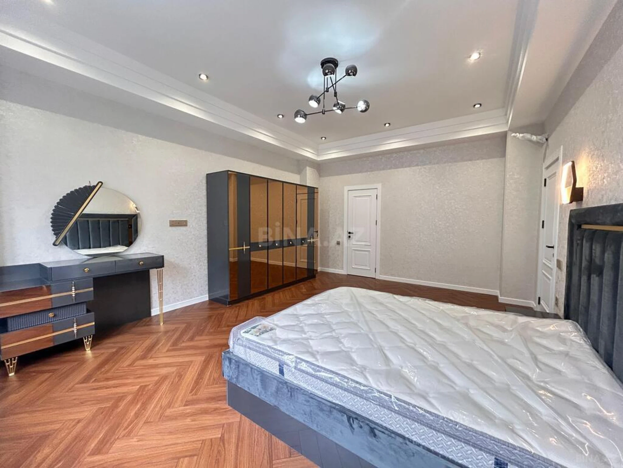Kirayə verilir 4 otaqlı mənzil 145 m²