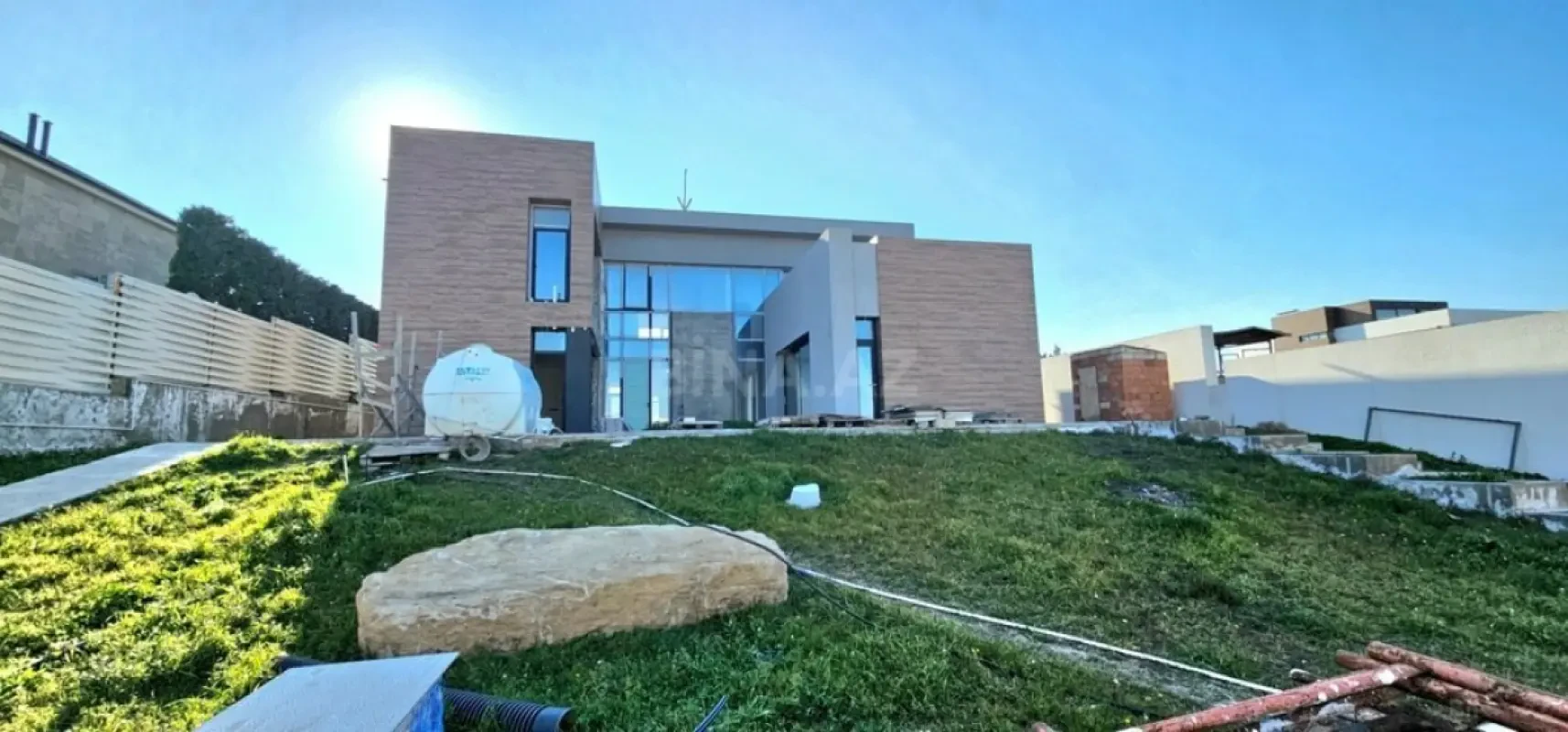Satılır 12 otaqlı həyət evi 700 m²