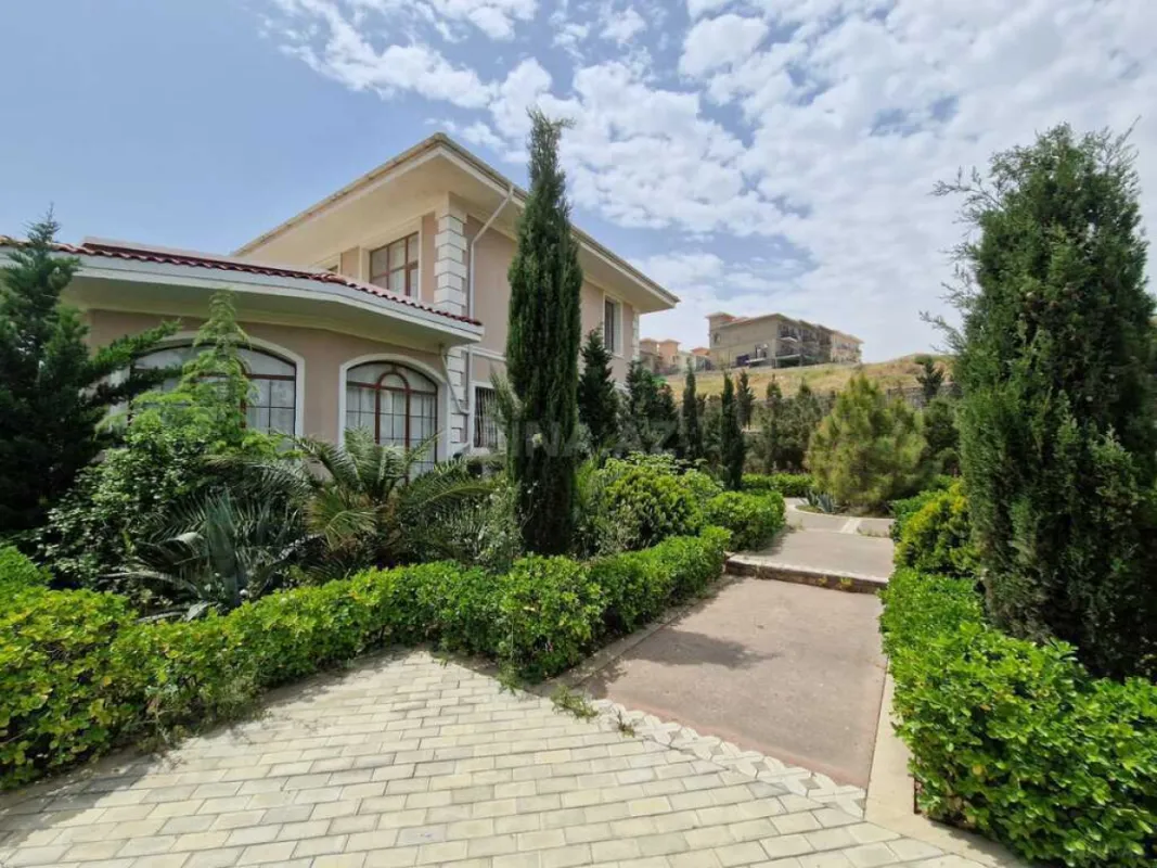 Satılır 5 otaqlı həyət evi 350 m²