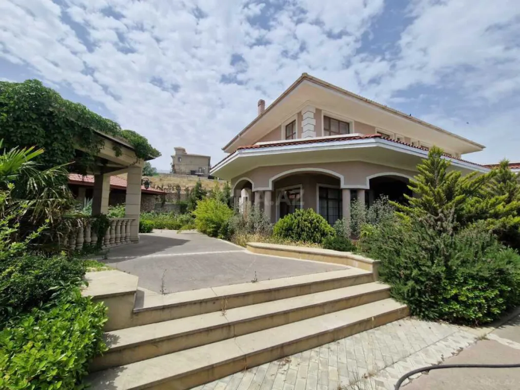 Satılır 5 otaqlı həyət evi 350 m²