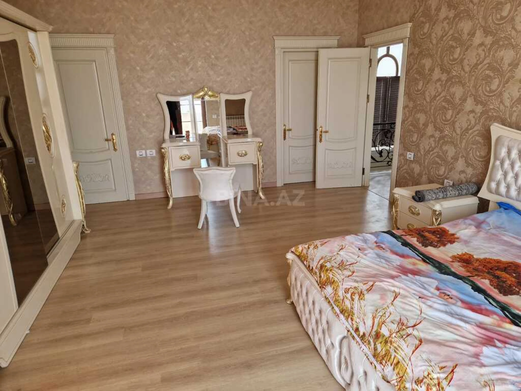 Satılır 5 otaqlı həyət evi 350 m²