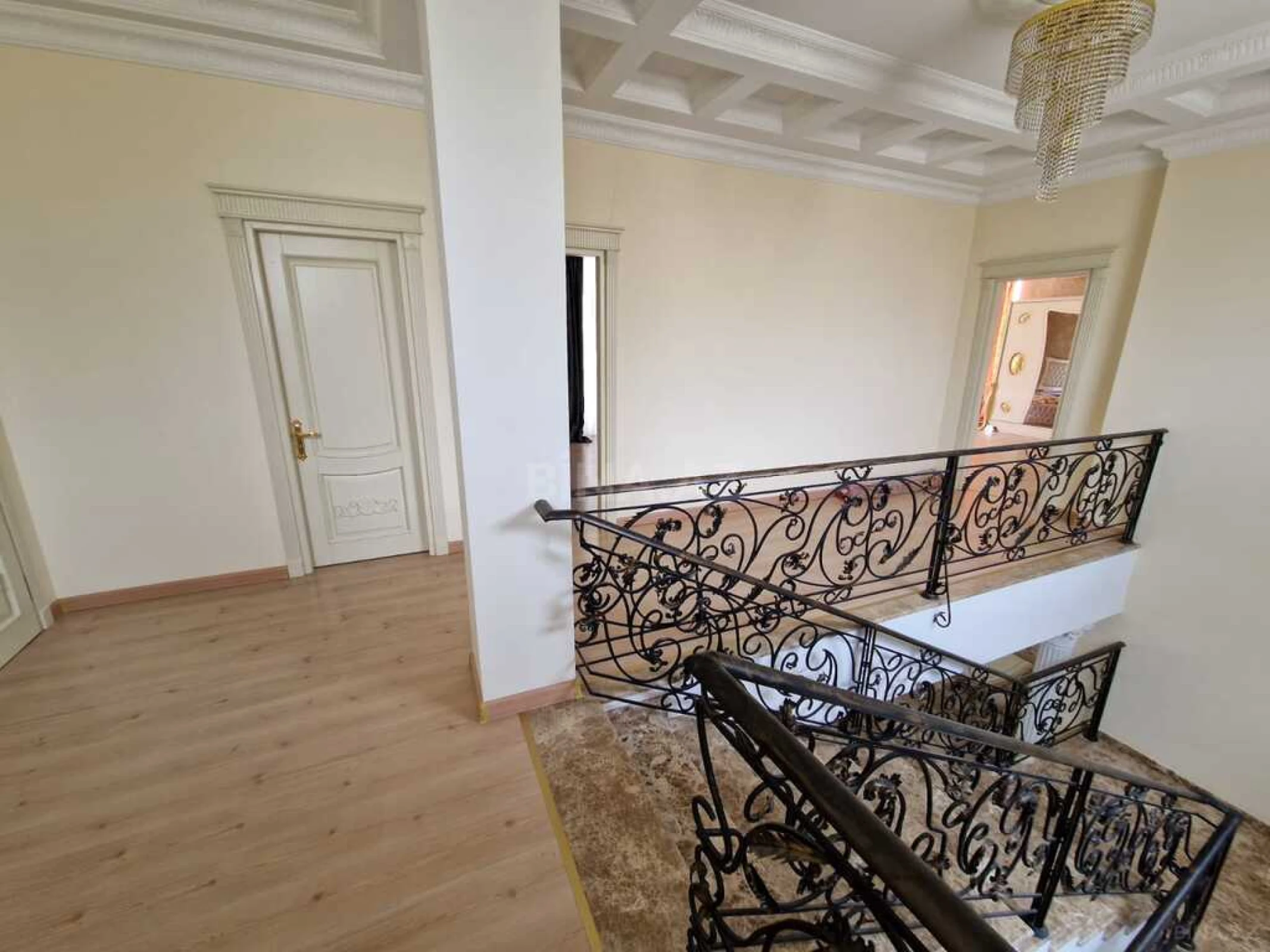 Satılır 5 otaqlı həyət evi 350 m²