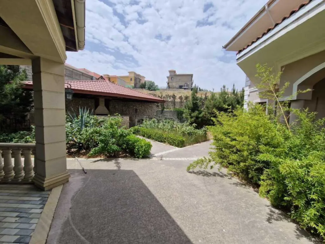 Satılır 5 otaqlı həyət evi 350 m²