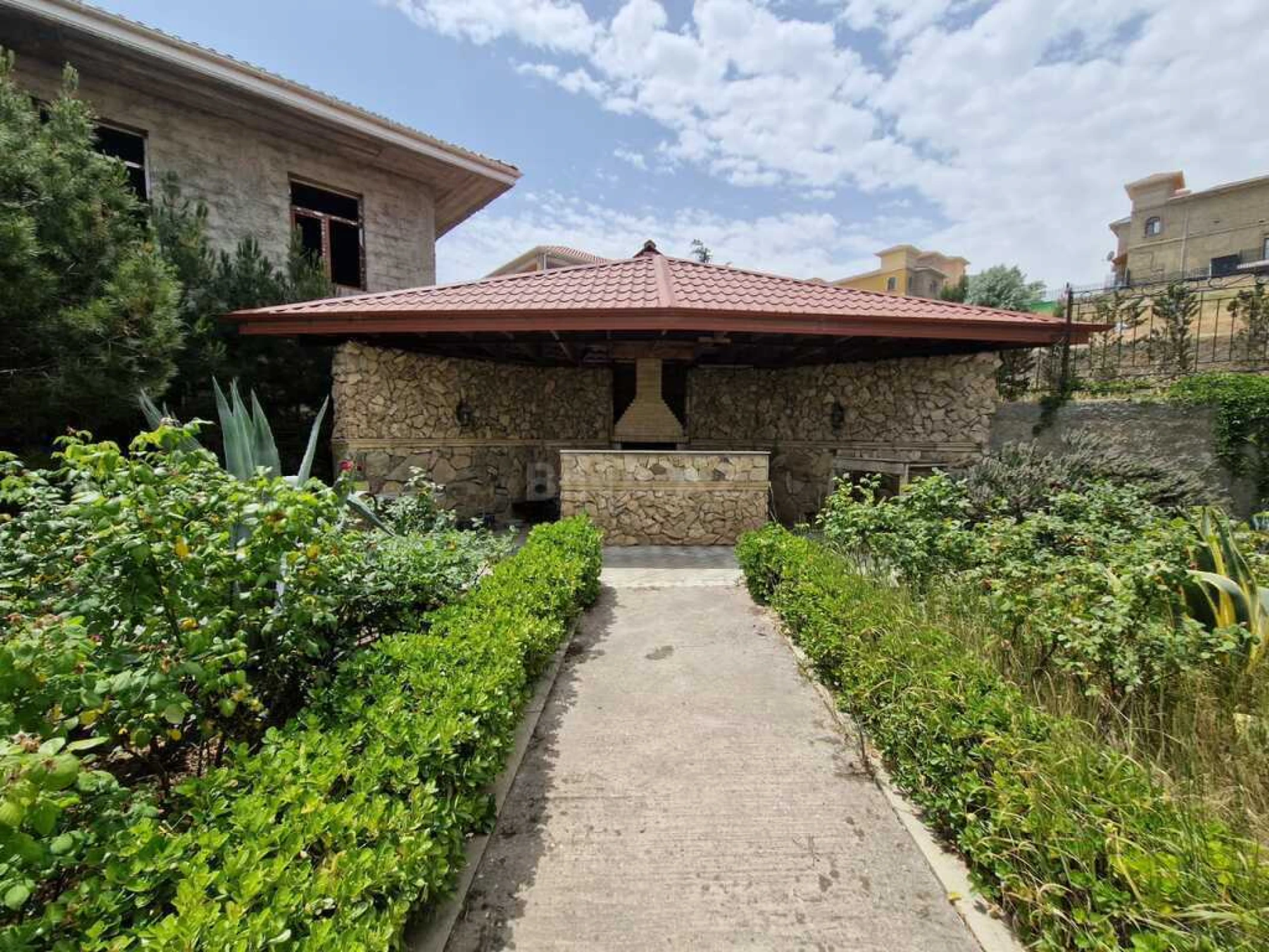 Satılır 5 otaqlı həyət evi 350 m²