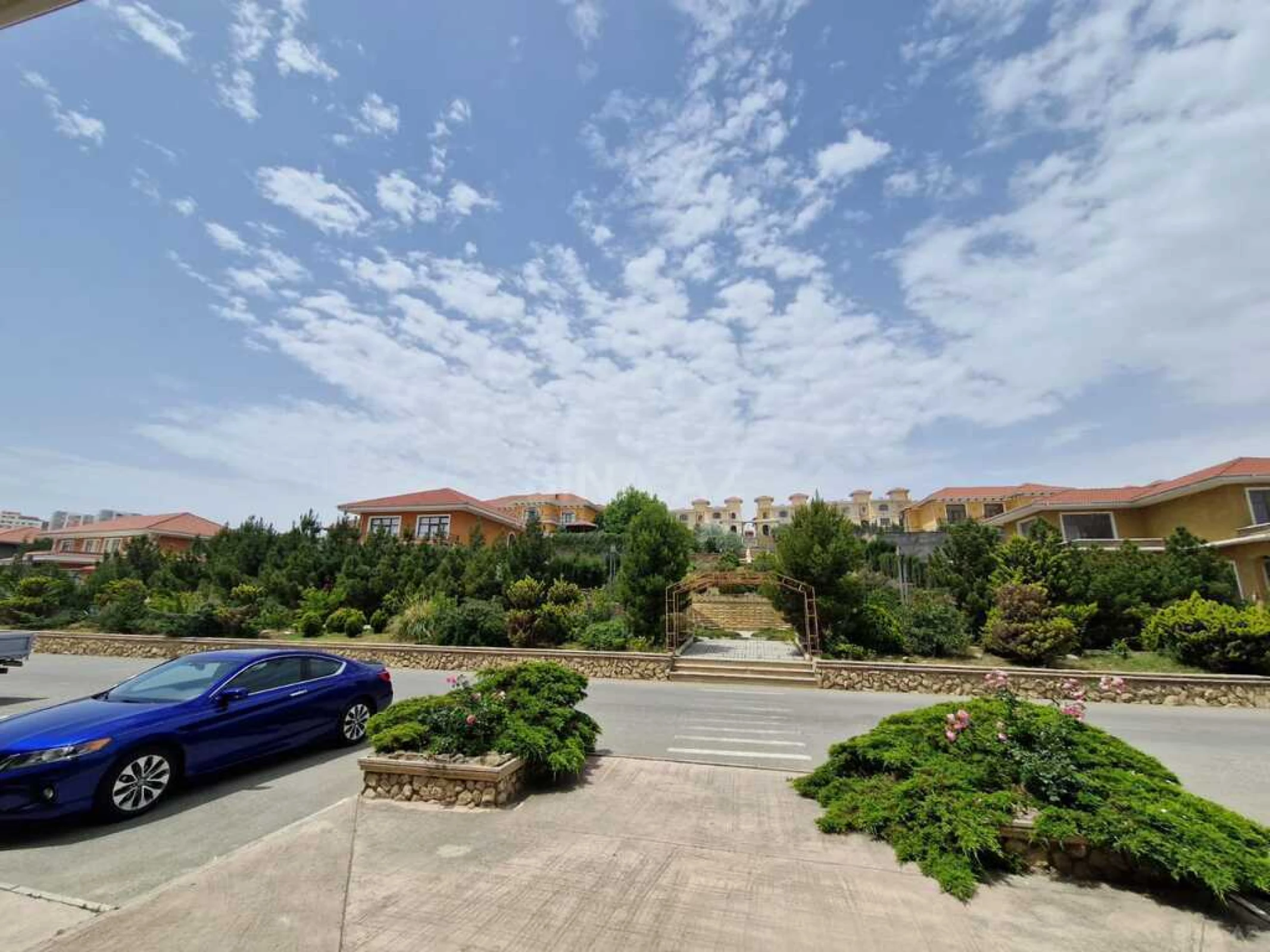 Satılır 5 otaqlı həyət evi 350 m²