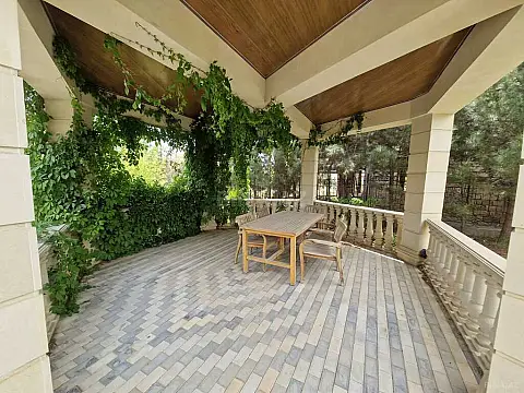Satılır 5 otaqlı həyət evi 350 m²