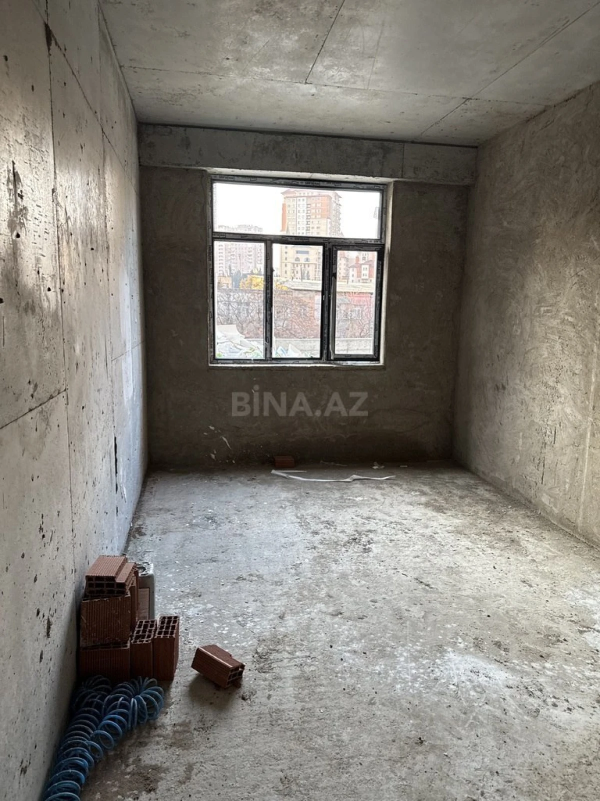 Satılır 4 otaqlı mənzil 131 m²