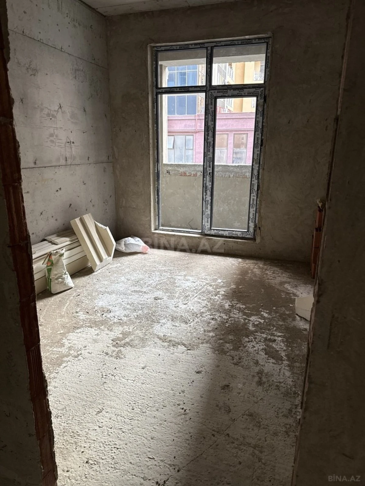 Satılır 4 otaqlı mənzil 131 m²