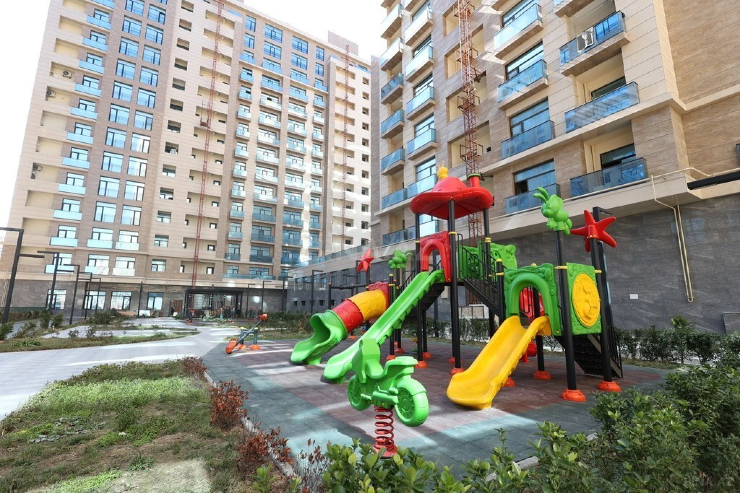 Satılır 2 otaqlı mənzil 114 m²