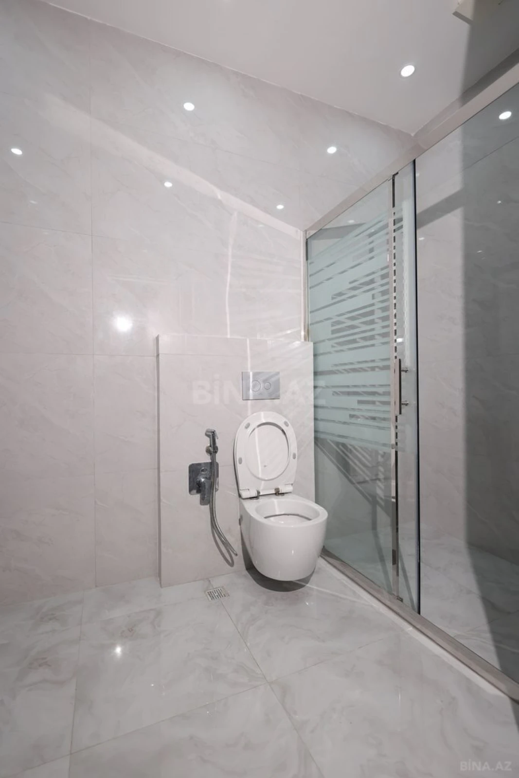 Satılır 2 otaqlı mənzil 114 m²