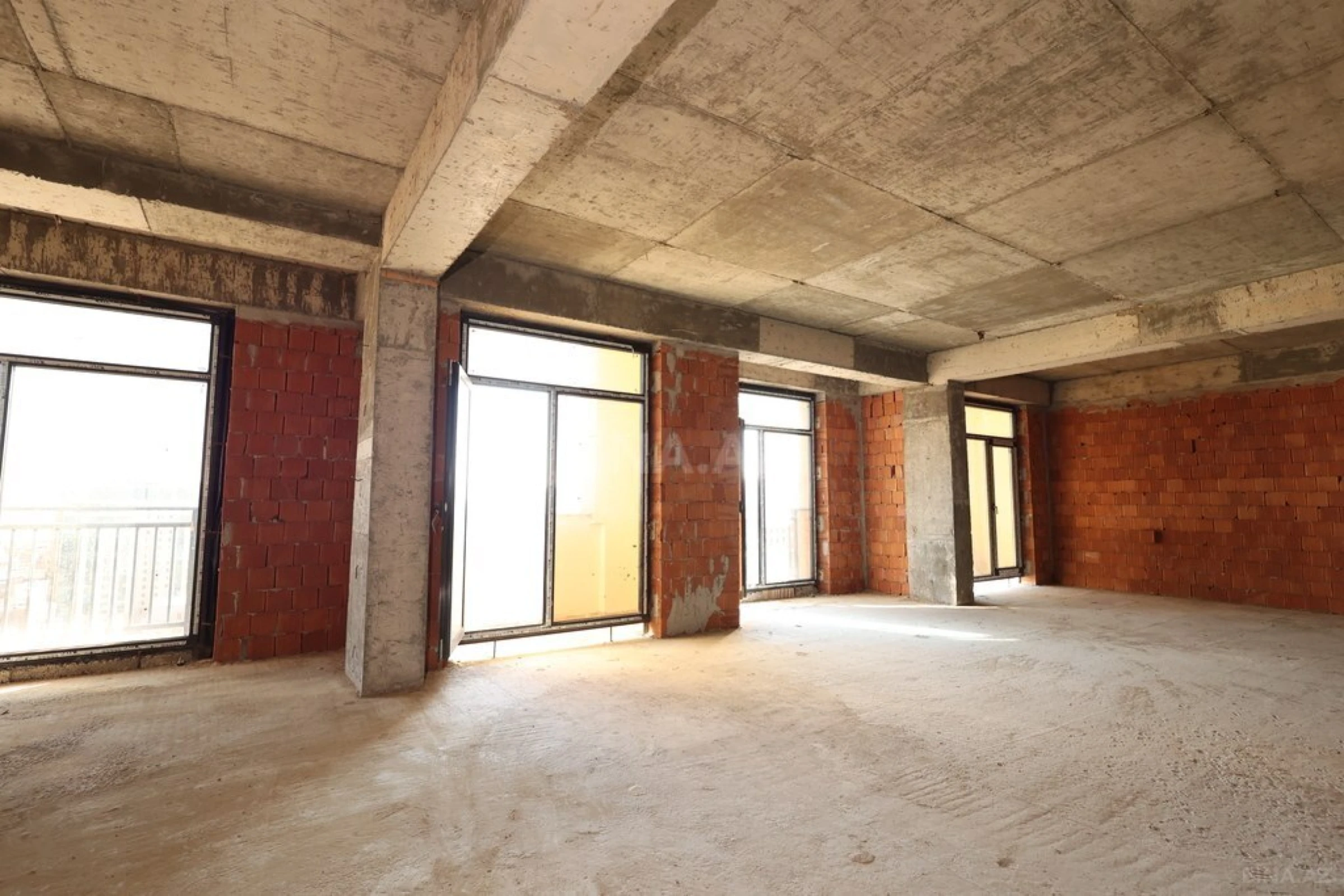Satılır 3 otaqlı mənzil 174.4 m²
