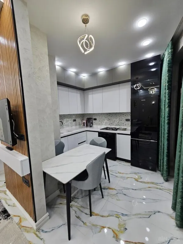 Kirayə verilir 2 otaqlı mənzil 95 m²