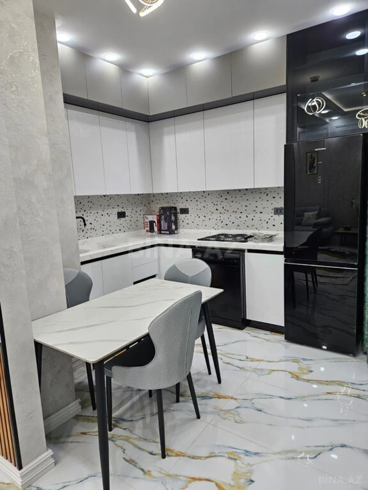 Kirayə verilir 2 otaqlı mənzil 95 m²