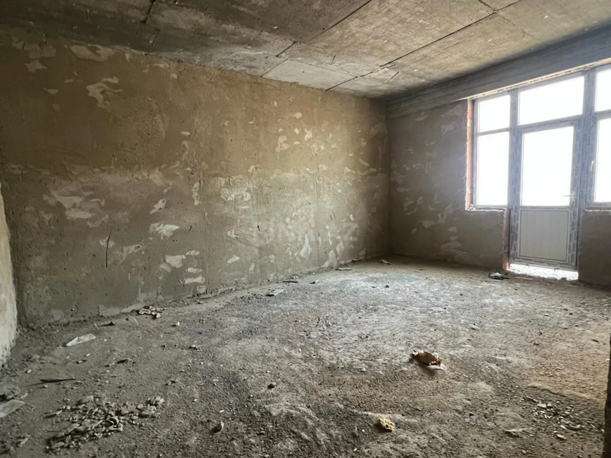 Satılır 4 otaqlı mənzil 181 m²
