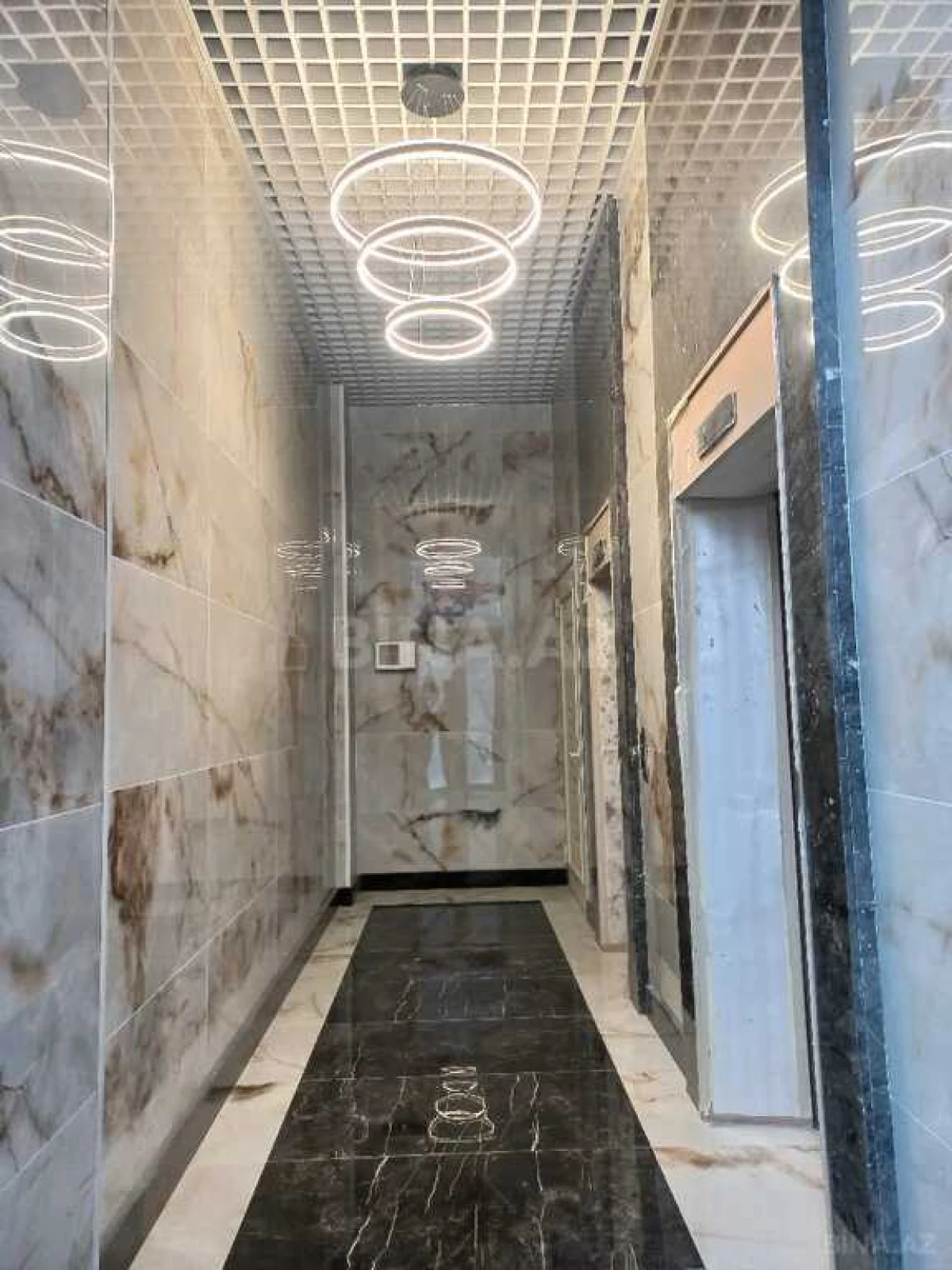 Satılır 4 otaqlı mənzil 181 m²