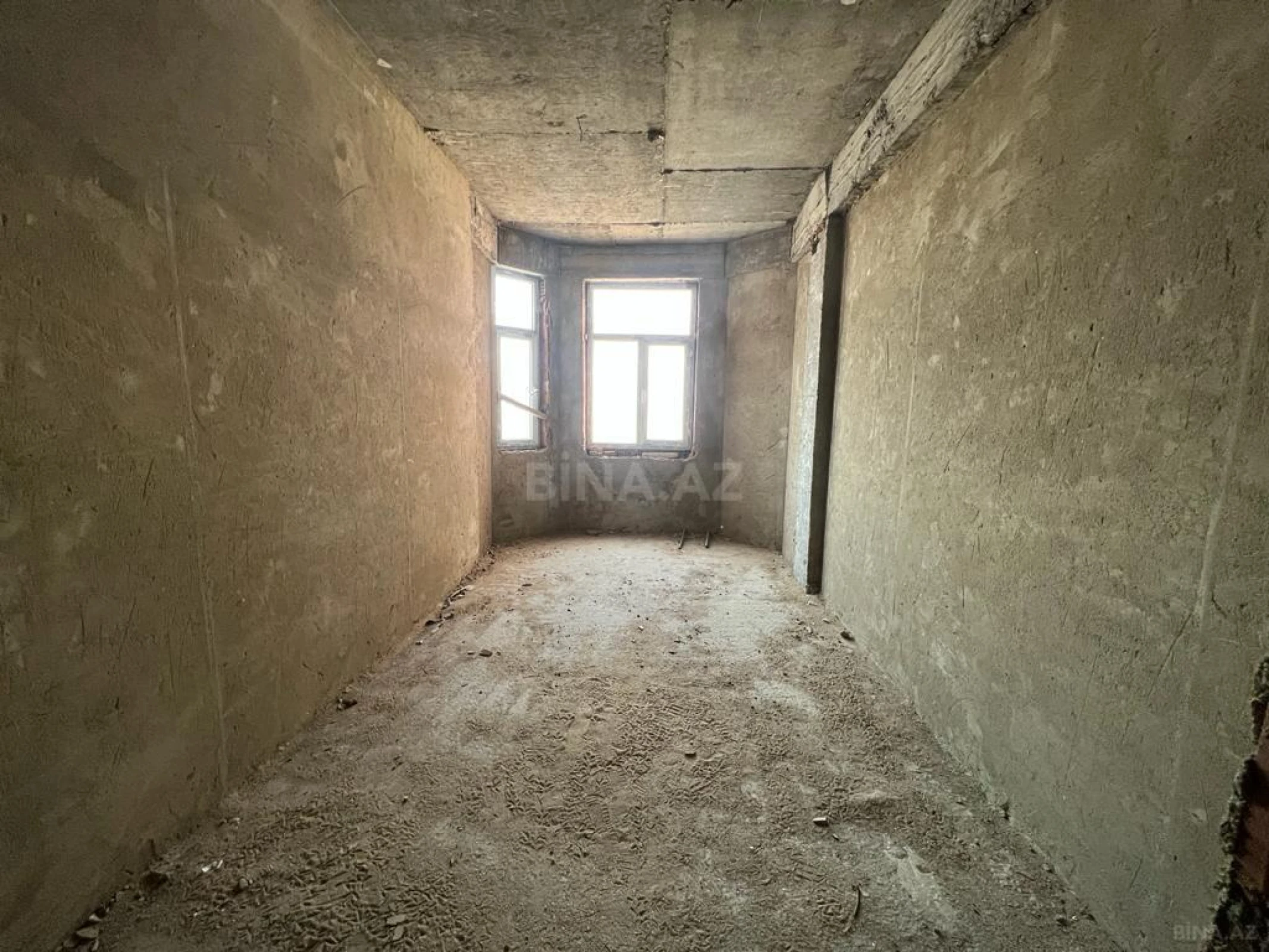 Satılır 4 otaqlı mənzil 181 m²