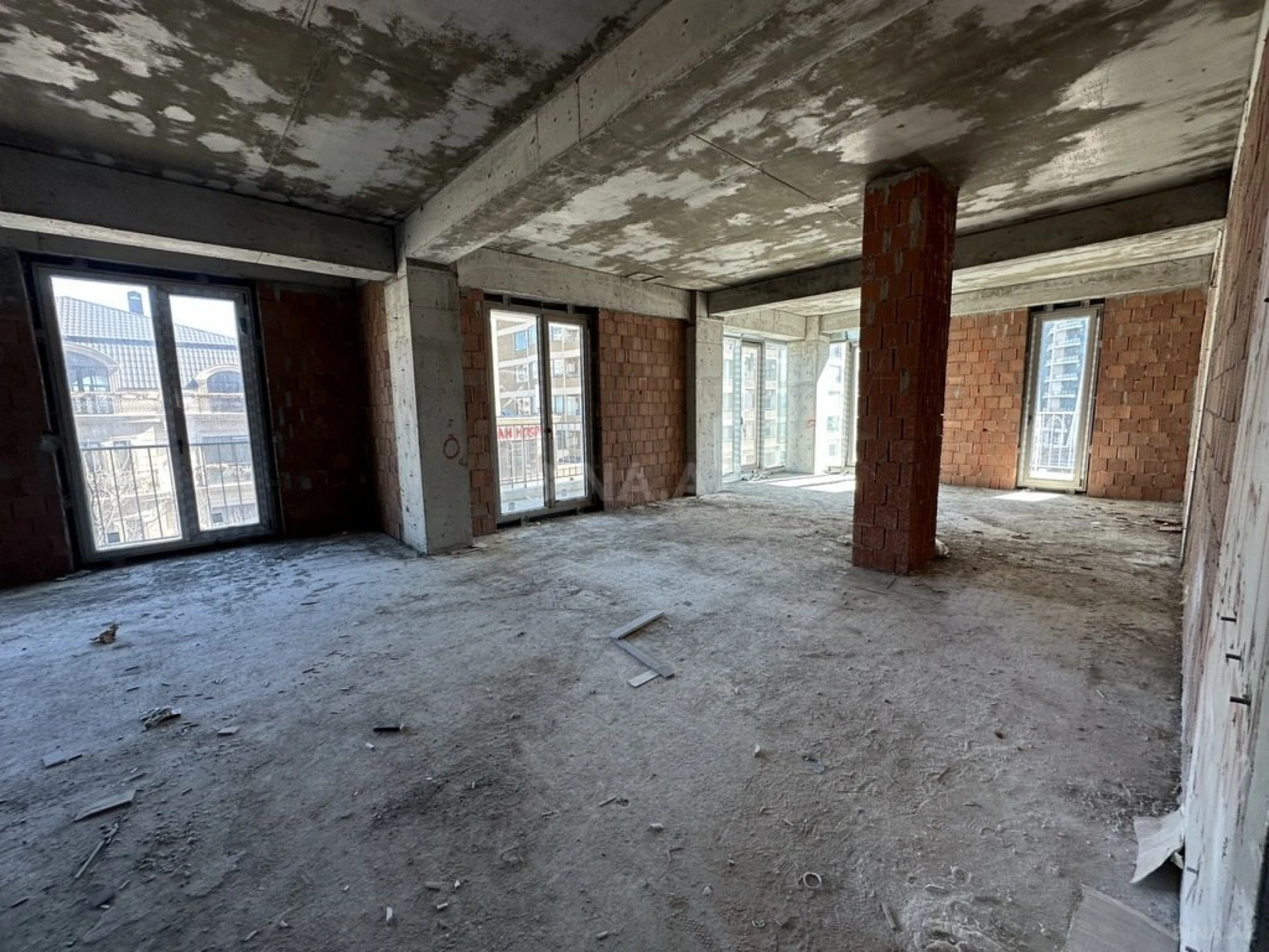 Satılır 3 otaqlı mənzil 131 m²