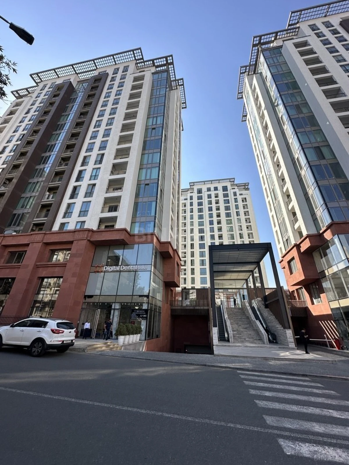 Satılır 3 otaqlı mənzil 131 m²