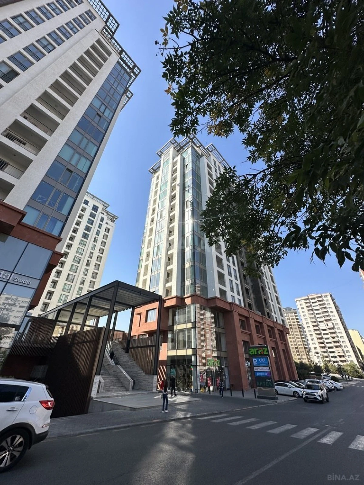 Satılır 3 otaqlı mənzil 131 m²