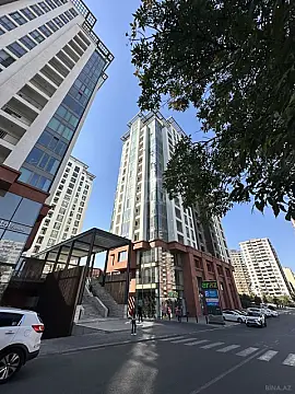 Satılır 3 otaqlı mənzil 131 m²