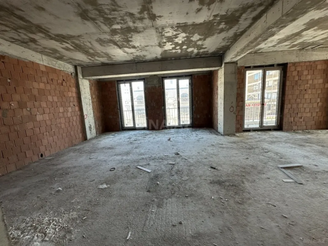 Satılır 3 otaqlı mənzil 131 m²