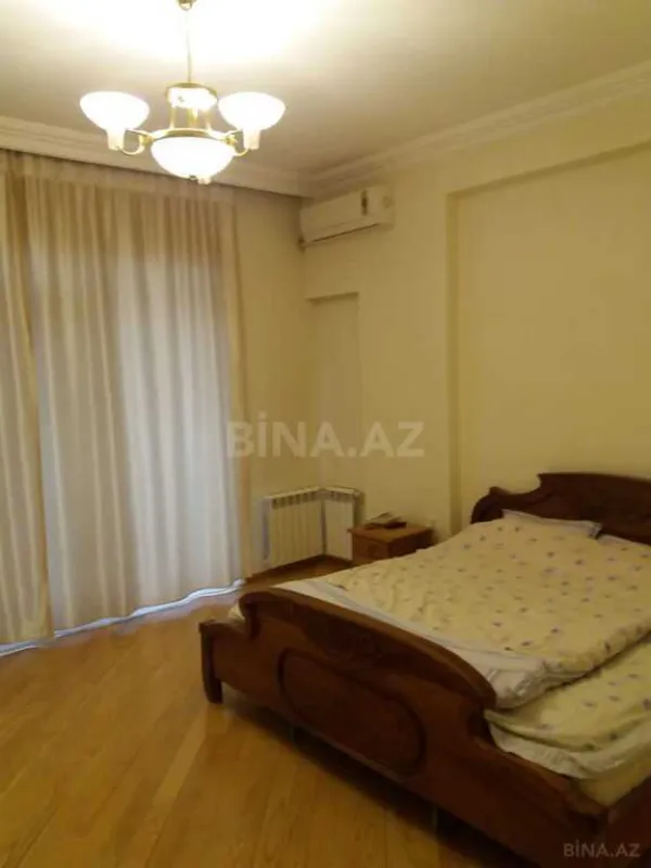 Satılır 3 otaqlı mənzil 137 m²