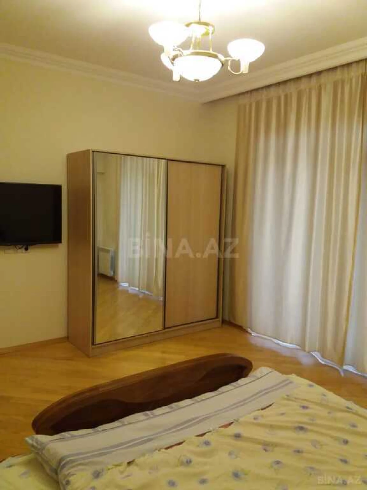 Satılır 3 otaqlı mənzil 137 m²