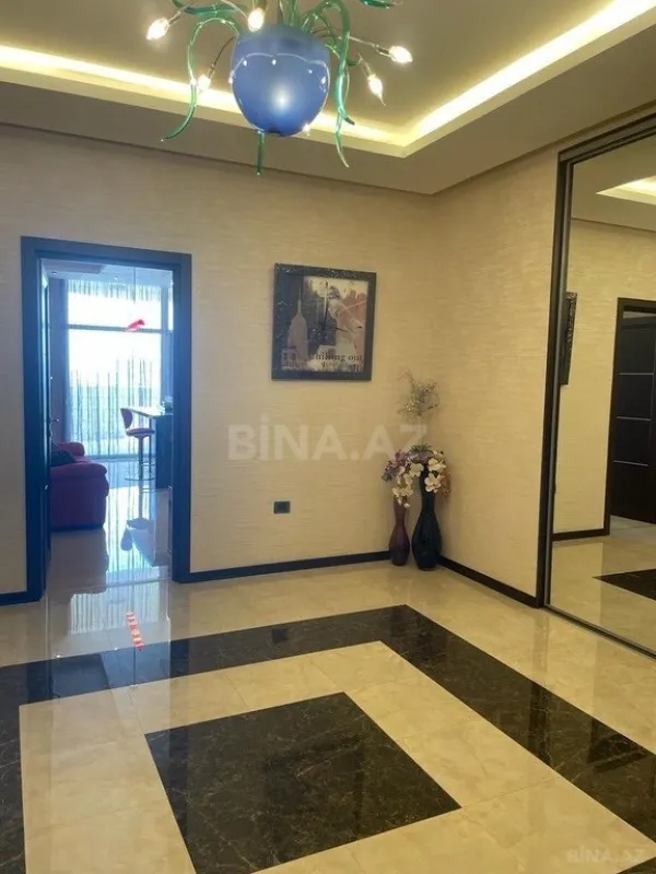 Satılır 3 otaqlı mənzil 185 m²