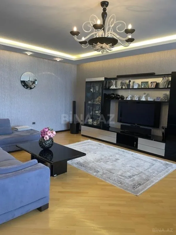 Satılır 3 otaqlı mənzil 185 m²