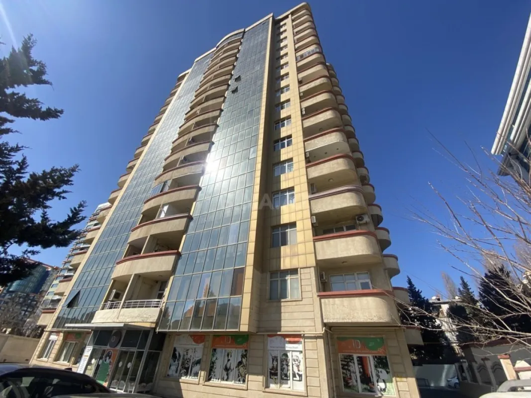 Satılır 3 otaqlı mənzil 185 m²