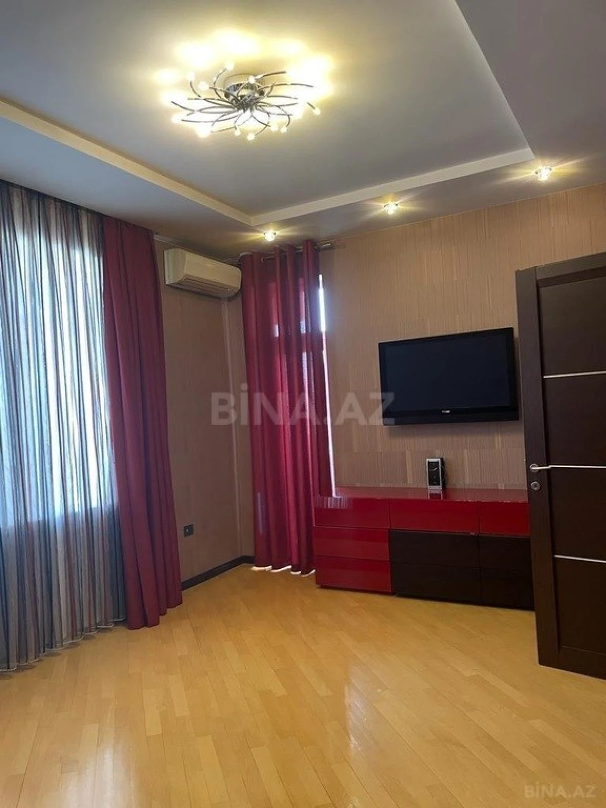 Satılır 3 otaqlı mənzil 185 m²