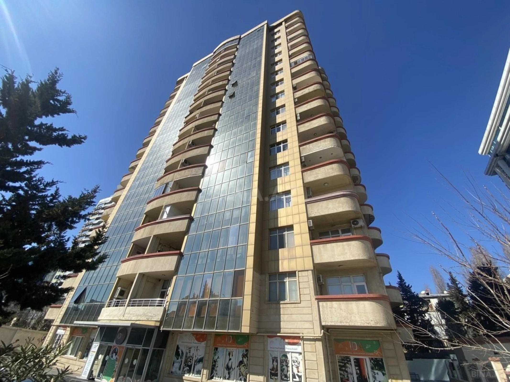 Satılır 3 otaqlı mənzil 185 m²