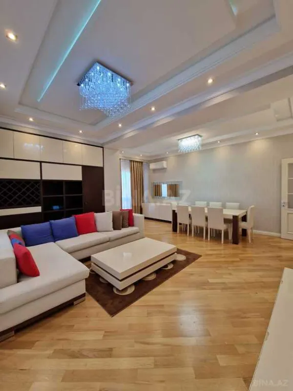 Satılır 3 otaqlı mənzil 132 m²
