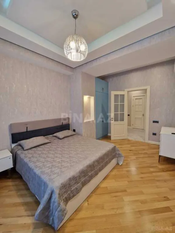 Satılır 3 otaqlı mənzil 132 m²
