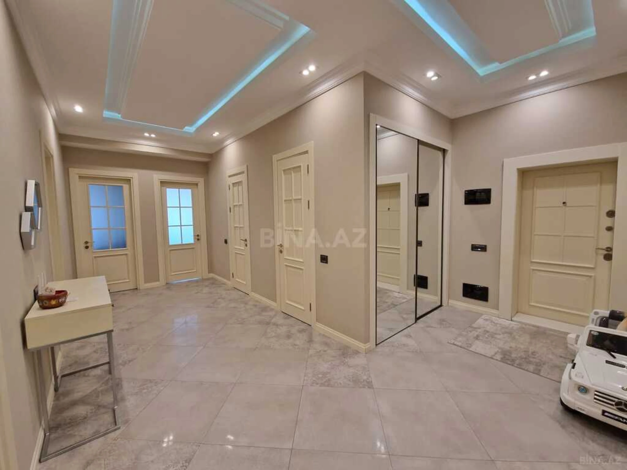 Satılır 3 otaqlı mənzil 132 m²