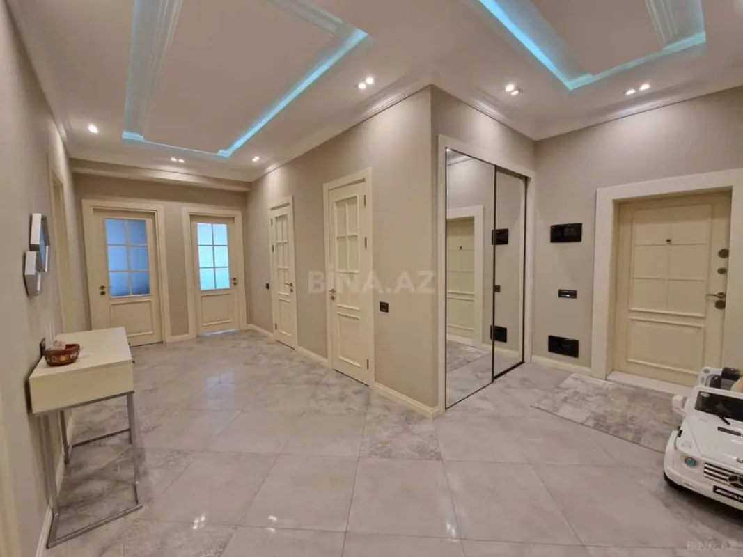 Satılır 3 otaqlı mənzil 132 m²