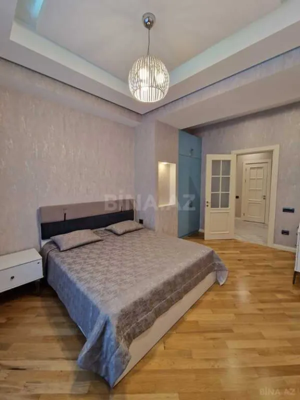 Satılır 3 otaqlı mənzil 132 m²