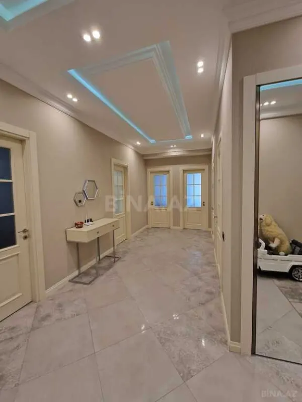 Satılır 3 otaqlı mənzil 132 m²