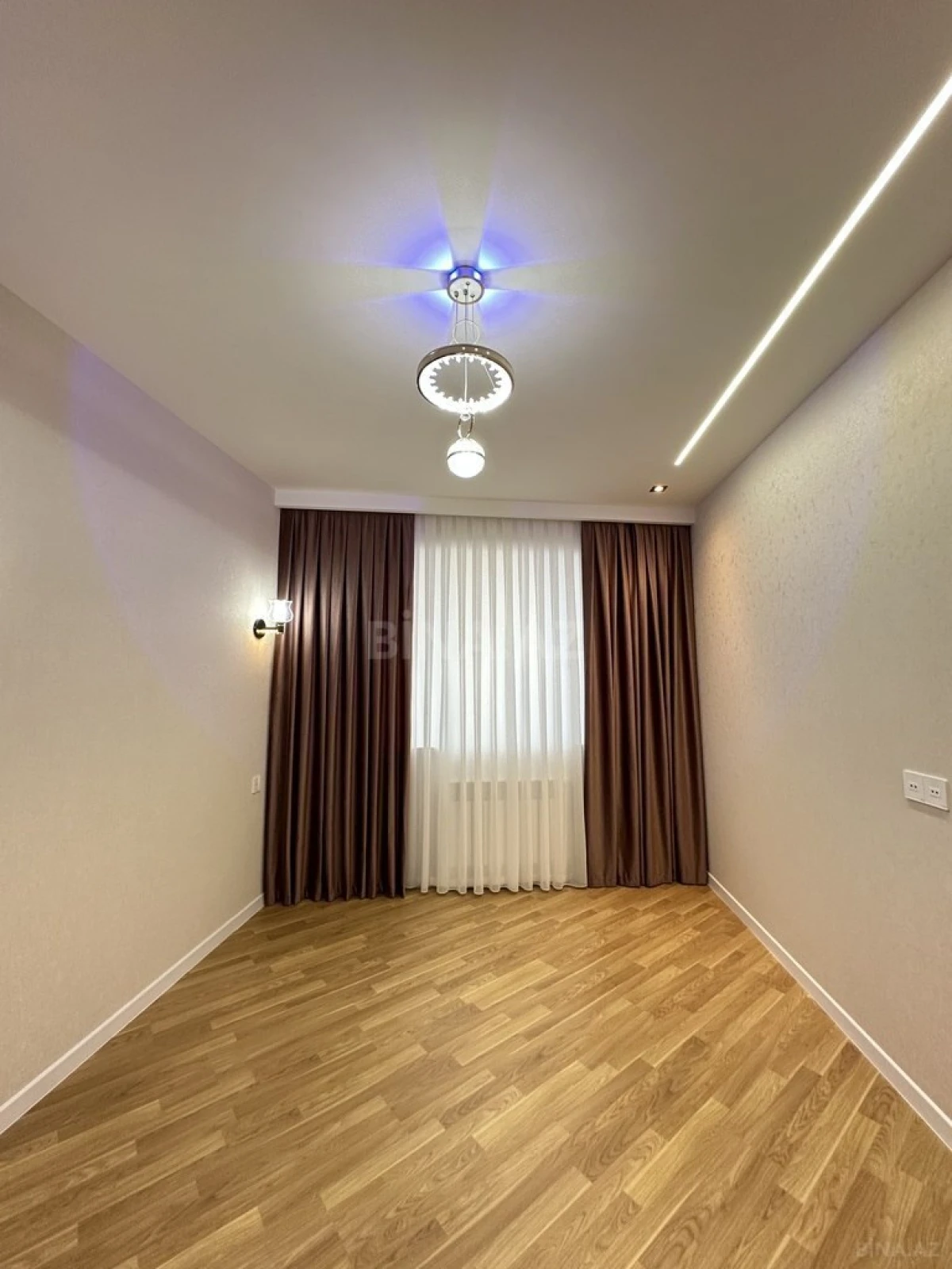 Satılır 4 otaqlı mənzil 140 m²