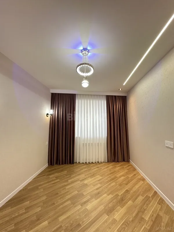 Satılır 4 otaqlı mənzil 140 m²