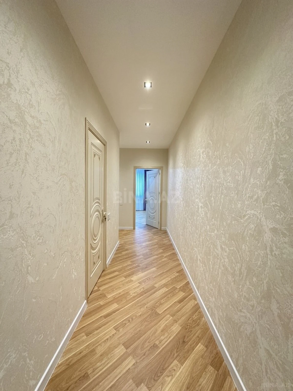 Satılır 4 otaqlı mənzil 140 m²