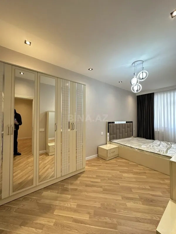 Satılır 4 otaqlı mənzil 140 m²