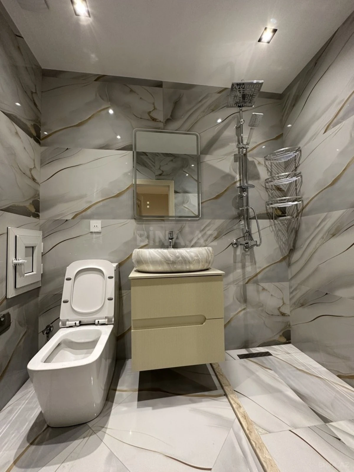 Satılır 4 otaqlı mənzil 140 m²