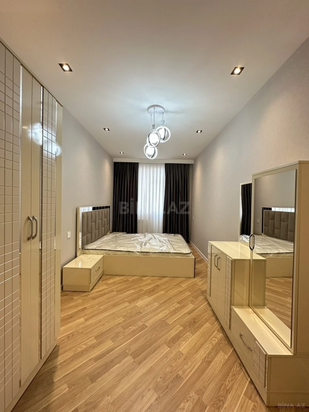 Satılır 4 otaqlı mənzil 140 m²