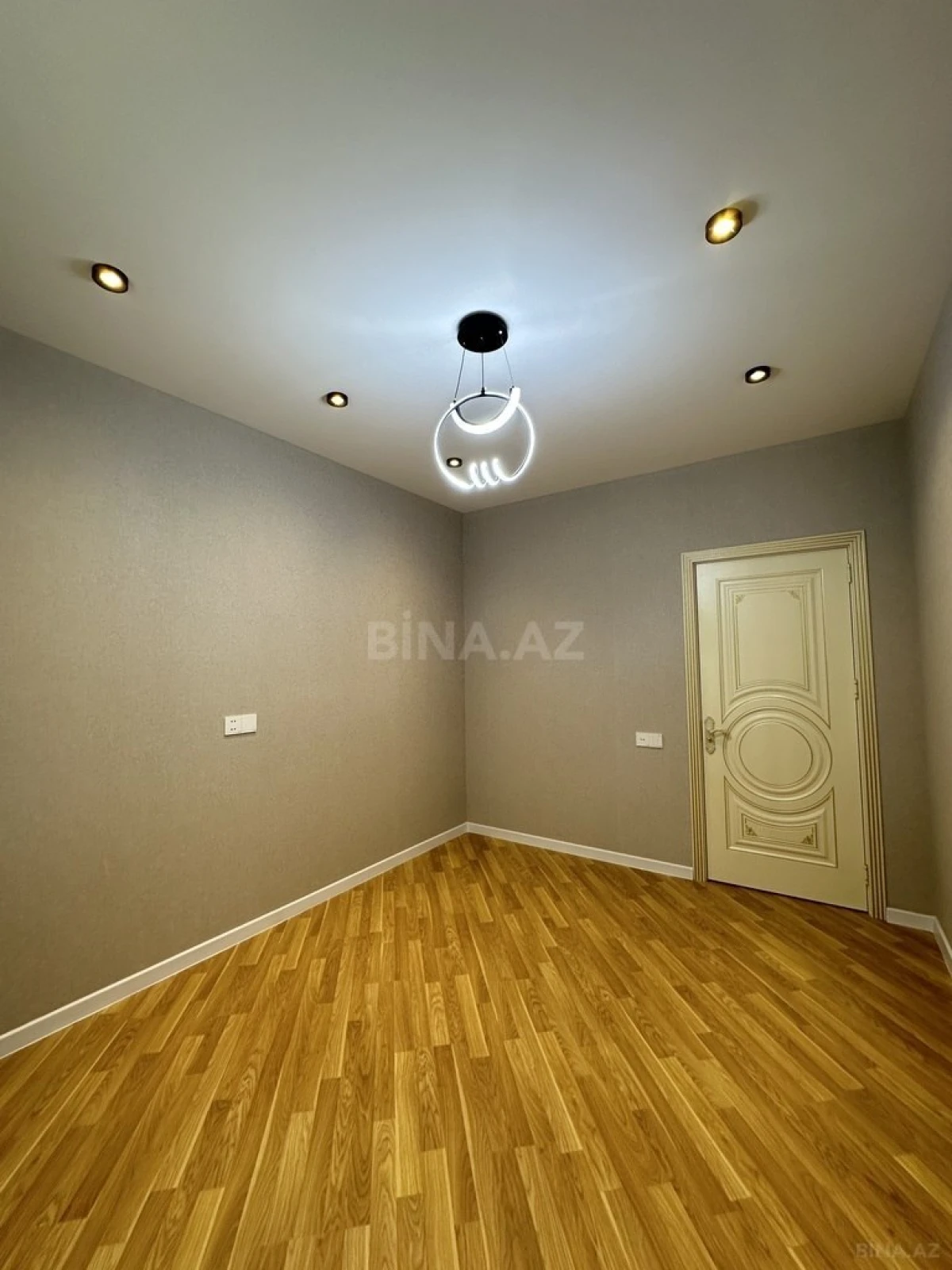 Satılır 4 otaqlı mənzil 140 m²