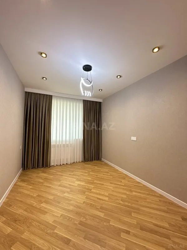 Satılır 4 otaqlı mənzil 140 m²
